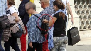 Turista nel mirino delle giovani borseggiatrici: la scena però non sfugge ai carabinieri
