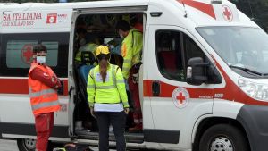 Settimo Milanese, auto contro moto: centauro sbalzato dalla sella per diversi metri, è grave