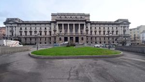 Neonato trovato morto in culla a Trieste, il padre indagato per omicidio