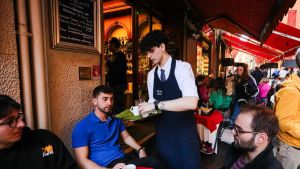 Inflazione, a febbraio rincari soprattutto su ristoranti e alloggi. In Toscana Pistoia è tra le città più care. La classifica