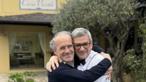 Emotiva celebración en un popular restaurante de Castropol por los 40 años de trabajo de su jefe de sala: 