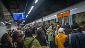 Tarde de caos en Rodalies: un incendio obliga a cortar la R1 y la R4 entre Sants y Plaça Catalunya