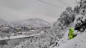 Sneg pada na Tari i Kopaoniku; na putevima duž rečnih tokova i u kotlinama moguća poledica