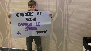 Cartellone del piccolo tifoso della Fiorentina “vietato” allo stadio Zini: la Cremonese chiede scusa a Tommy