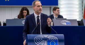 La coerenza di Glucksmann. Per tornare a governare la Francia, la sinistra non può allearsi con Mélenchon