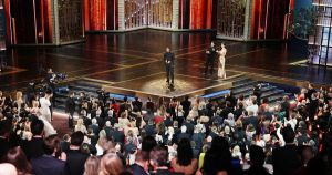 Scena e retroscena tra abiti, piume, adesivi reggiseno. Quel che resta degli Oscar