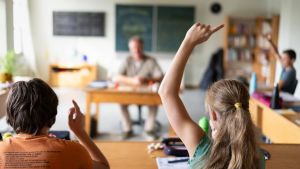 Inclusion et «chants de brousse africains»: la nouvelle bataille de l’extrême droite autour de l’école