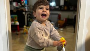 Prima l’attacco di febbre, poi il trasferimento d’urgenza in due ospedali: muore bambino di 14 mesi