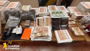 Torre Annunziata, scoperta stamperia clandestina: sequestrati 2,8 milioni di euro