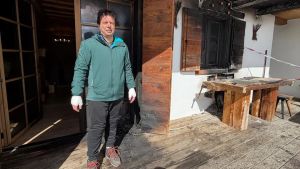 Cortina, gli danno fuoco alla casa mentre dorme: si sveglia e si salva