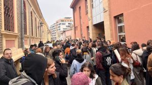 Sednica novosadskog parlameta: Odbornici odlučuju o ukidanju prostora Akademiji umetnosti, studenti izašli na protest (VIDEO)