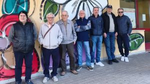 I pensionati vogliono giocare a carte: «Aiutateci a trovare una stanza»