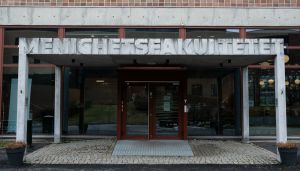 De fremmer islam, men ber fortsatt om kristenfolkets penger