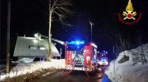 Canna fumaria in fiamme, i pom pieri evitano che l’incendio si propaghi al tetto in legno