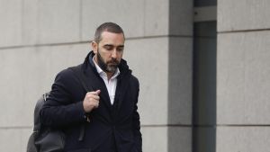 Aldama entrega en la Audiencia Nacional el sobre con el que sostiene puede probar la financiación ilegal del PSOE