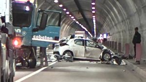 Scontro frontale in galleria tra auto e betoniera: gravissimo incidente al Monte Fara
