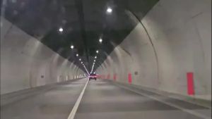 L'auto distrutta dopo l'impatto con il camion: le immagini dalla galleria del Monte Fara