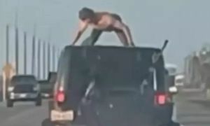 (VIDEO) Plesal na strehi avta, ob trčenju ga je katapultiralo na cesto