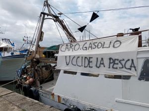 Porto Garibaldi, i pescatori: «Il caro gasolio uccide la pesca»
