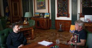 Sean Penn riceve il suo personale IronOscar a nome di tutti gli ucraini