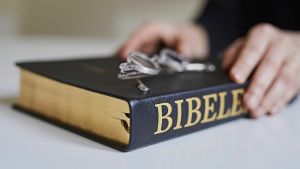 Gid det var enkelt, men sprog er ikke entydigt. Chefredaktionen bag ny bibeloversættelse svarer på kritik