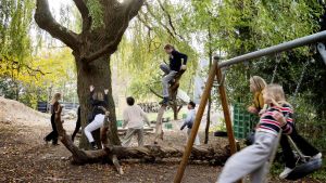 Hvordan i hede hule … kan Socialdemokratiet stå på mål for at hugge vores lilleskole?