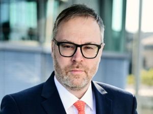 Promi-Fotos, Pleite-Firmen und Zweifel aus dem Umfeld: wer ist Berlins neuer Digitalchef?