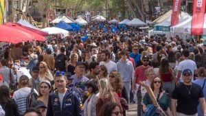 Sant Jordi inédito en el centro de Barcelona: las paradas de libros y rosas de la Rambla se mudarán al Portal de l'Àngel y la Catedral