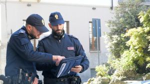 Pavia, si fingono conoscenti per entrare nel palazzo e rapinare una donna