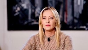 Caro carburanti, accise ridotte per 20 giorni. Meloni: “Taglio di 25 centesimi al litro” /