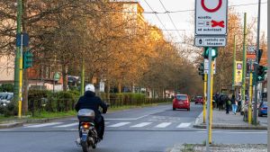 Multato otto volte sulla circonvallazione vietata alle moto durante le Olimpiadi. “Ma sul cartello solo uno scotch”