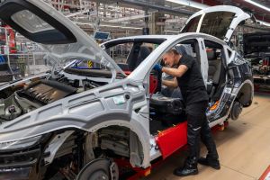 „Möchte ein gutes Gefühl haben“: Arbeitsagentur-Chef arbeitet am Tesla-Band