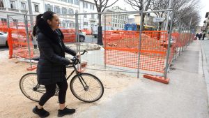 In sella alla bici nell’inferno dei viali di Firenze. Nervi tesi, caos e polvere: quando pedalare diventa una missione impossibile