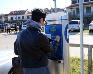 Parcheggi a pagamento ai Lidi: ecco le tariffe per Pasqua e ponti