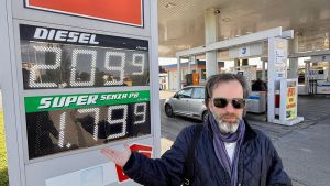 Carburanti, taglio alle accise: il governo le riduce per 20 giorni. Bonus per imprese e più controlli /