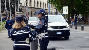 Lecco, tir in avaria in centro città. Il consiglio: ''Usate la Statale 36''