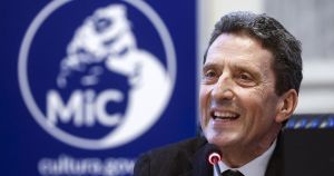 Se si può stare con la libertà dell’arte, perfino di stato, perché non darlo a vedere? |