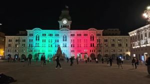 Zaini e giacche come pali delle porte: a Trieste piazza Unità ospita una maxi partita di calcio tra studenti in gita