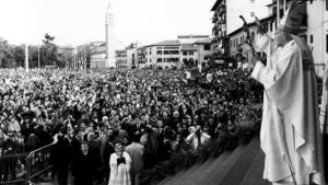 Papa Wojtyla, 40 anni fa l’indimenticabile visita a Prato. L’incontro con i lavoratori, in piazza 60mila per la messa