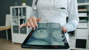 Από τον «κλινικό γιατρό» στον «ψηφιακό επιβλέποντα»