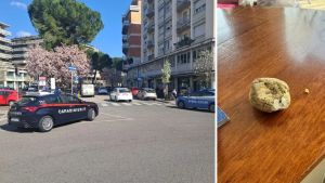 Venti giovani si affrontano in strada a Udine: sassaiola in via Leopardi, residenti esasperati