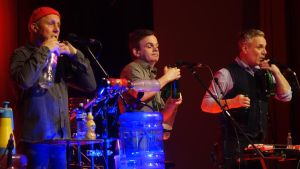 Sie bringen Flaschen zum Klingen