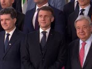 Foto di gruppo a Bruxelles al Consiglio Europeo, Meloni tra Merz e Kaja Kallas