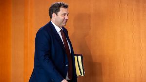 Es ist zu früh, den Stab über den Finanzminister zu brechen