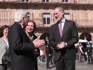 Mattarella prende un caffé con Re Felipe di Spagna nel centro storico di Salamanca