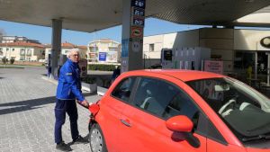 Taglio delle accise, il titolare di un impianto di carburanti: “Intervento necessario. Ad oggi un calo del 30%”