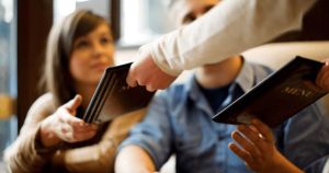 Hesabı Kim Ödeyecek: Zarafet, Cömertlik ve Sorumluluğun Sınavı