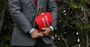 Riluttanti sulla guerra giusta e vicini a Putin. Nel mondo Maga c'è qualcosa di peggio di Trump