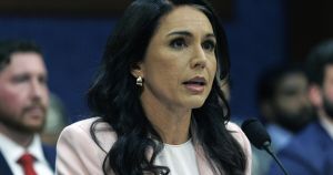 Per arroccarsi al suo posto, Tulsi Gabbard ha formato un governo ombra che le fa da scudo