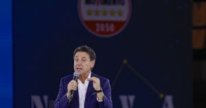 Conte cerca nuove sponde, chiude a Roma la campagna per il No con attori e giornalisti. Schlein a Milano